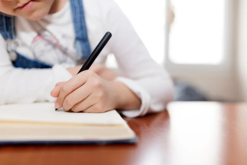 ノートに書き込みながら学ぶ様子